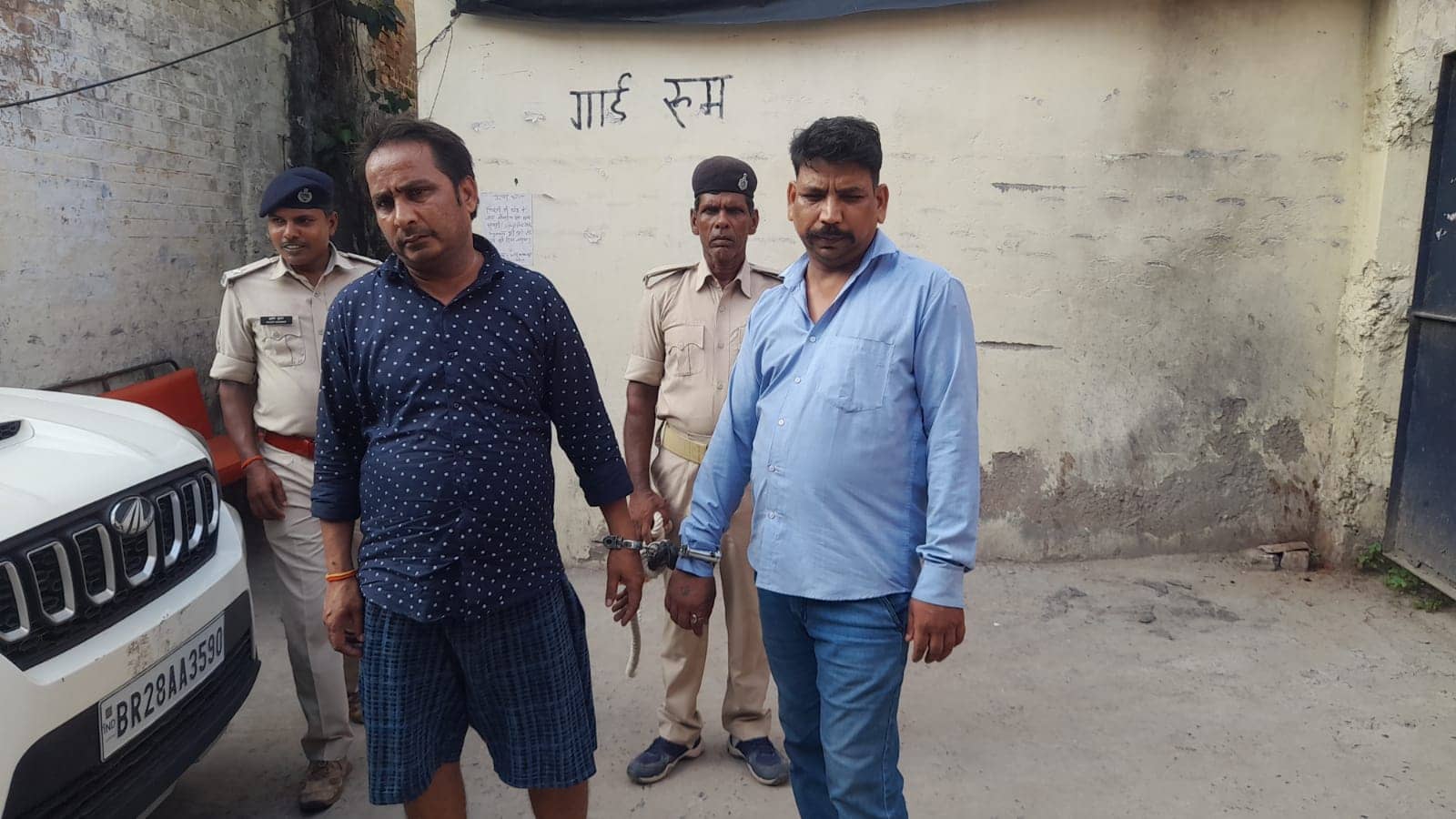 आयकर विभाग के सहायक आयुक्त निकले शराब तस्कर, दिल्ली से बिहार ला रहे थे शराब