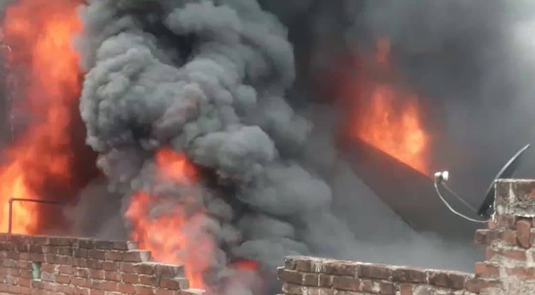 NAWADA: धू-धू कर जलने लगी घी फैक्ट्री, रिहायशी इलाके में मची अफरा-तफरी