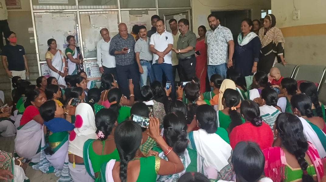 सहिया  के साथ मारपीट का मामला सिविल सर्जन के पास पहुंचा, डॉक्टर के खिलाफ कार्रवाई की मांग