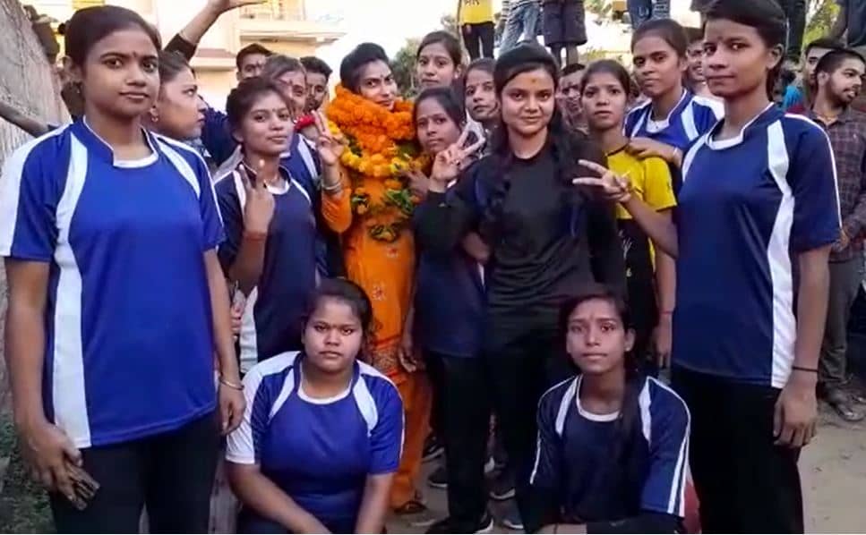 बहू बनी दरोगा तो लड़कियों ने सड़क पर पुशअप कर दी सलामी