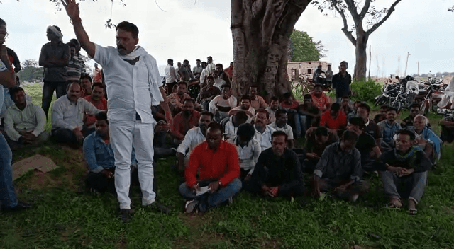 LOHARDAGA: बॉक्साइट क्रशर के विरोध में गोलबंद हुए हेसल गांव के ग्रामीण, जमकर की नारेबाजी