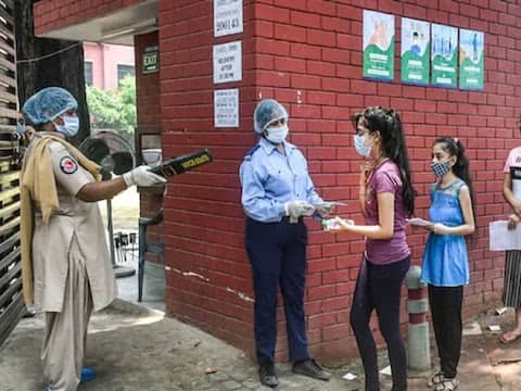 NEET की लड़की परीक्षार्थियों के इनर वीयर मामले में 5 महिलाएं गिरफ्तार