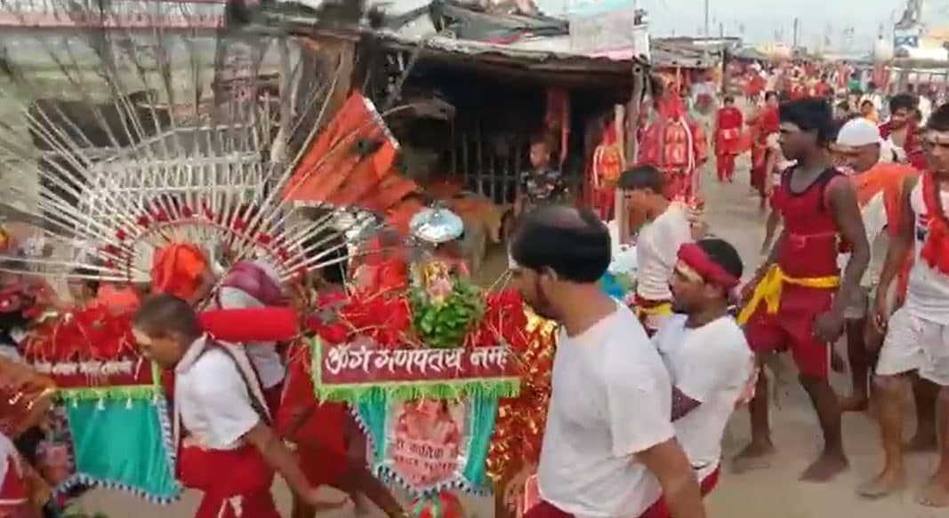 600 किलो वजनी 54 फ़ीट के कांवड लेकर जब चले 800 भक्त तो फिजा बोल बम के जयकारे से गूंज उठी