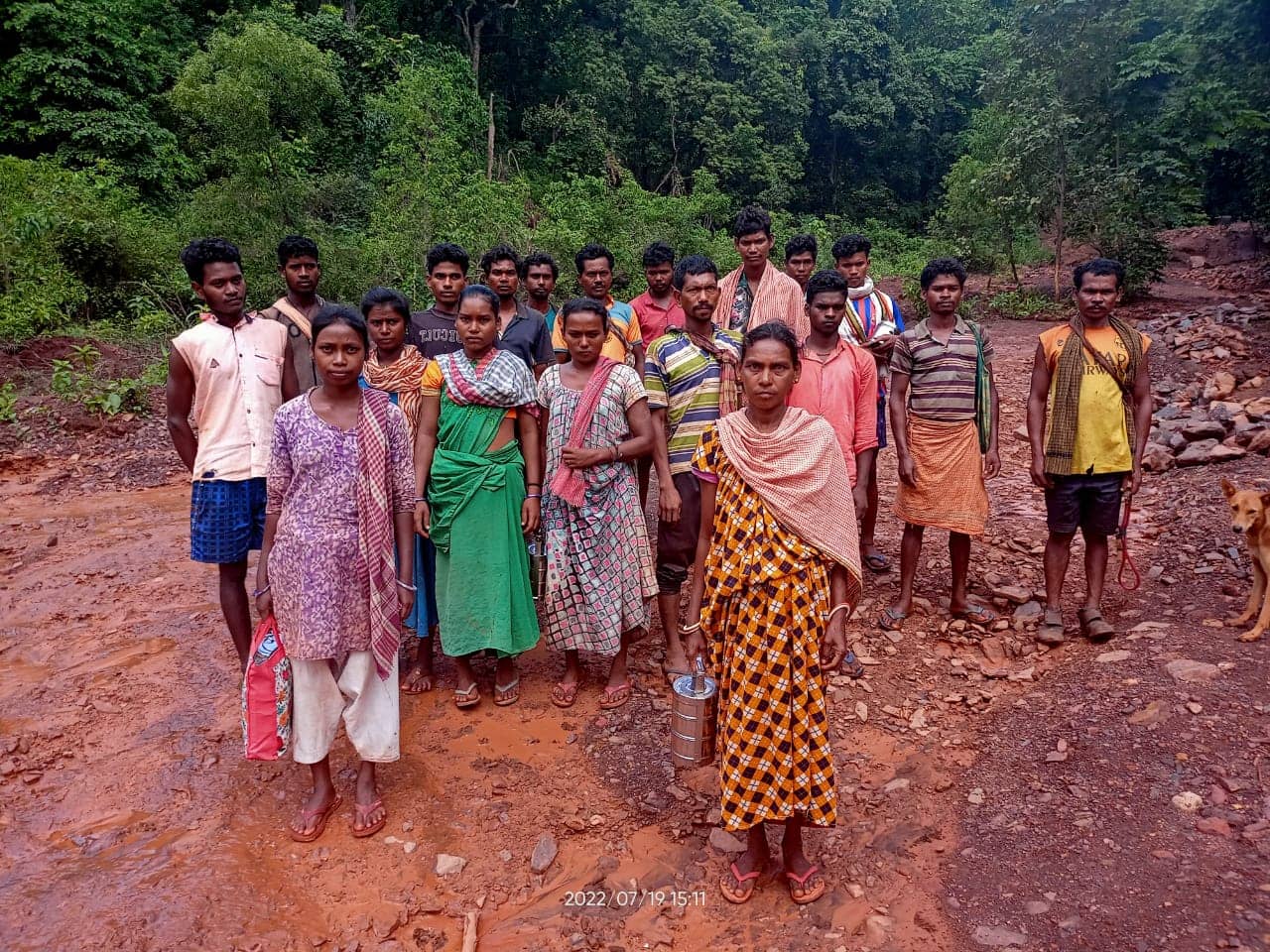 खेतों को बंजर कर रहे खदान से निकलने वाली मिट्टी और पत्थर , मुखिया ने लगाया आरोप  