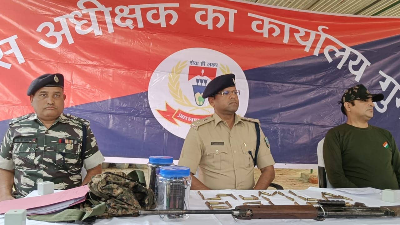 नक्सलियों ने पेड़ के खोह में छिपा रखा था हथियार, पुलिस ने किया बरामद