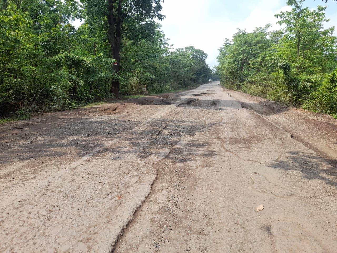 तीन करोड़ खर्च के बाद भी नहीं बदली चाईबासा-हाटगम्हरिया मुख्य सड़क की सूरत