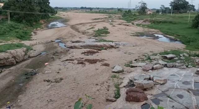 LOHARDAGA: नदी, तालाब, कुएं सूखे- अब बारिश के इंतजार में किसान बिचड़े को बचाने का कर रहे हर संभव प्रयास