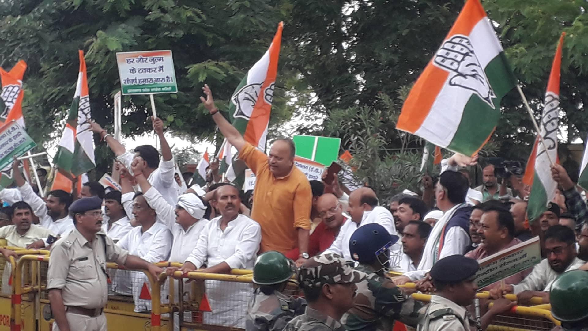 दिल्ली में सोनिया गांधी से हो रही पूछताछ, रांची में ईडी दफ्तर के बाहर कांग्रेस का जोरदार प्रदर्शन