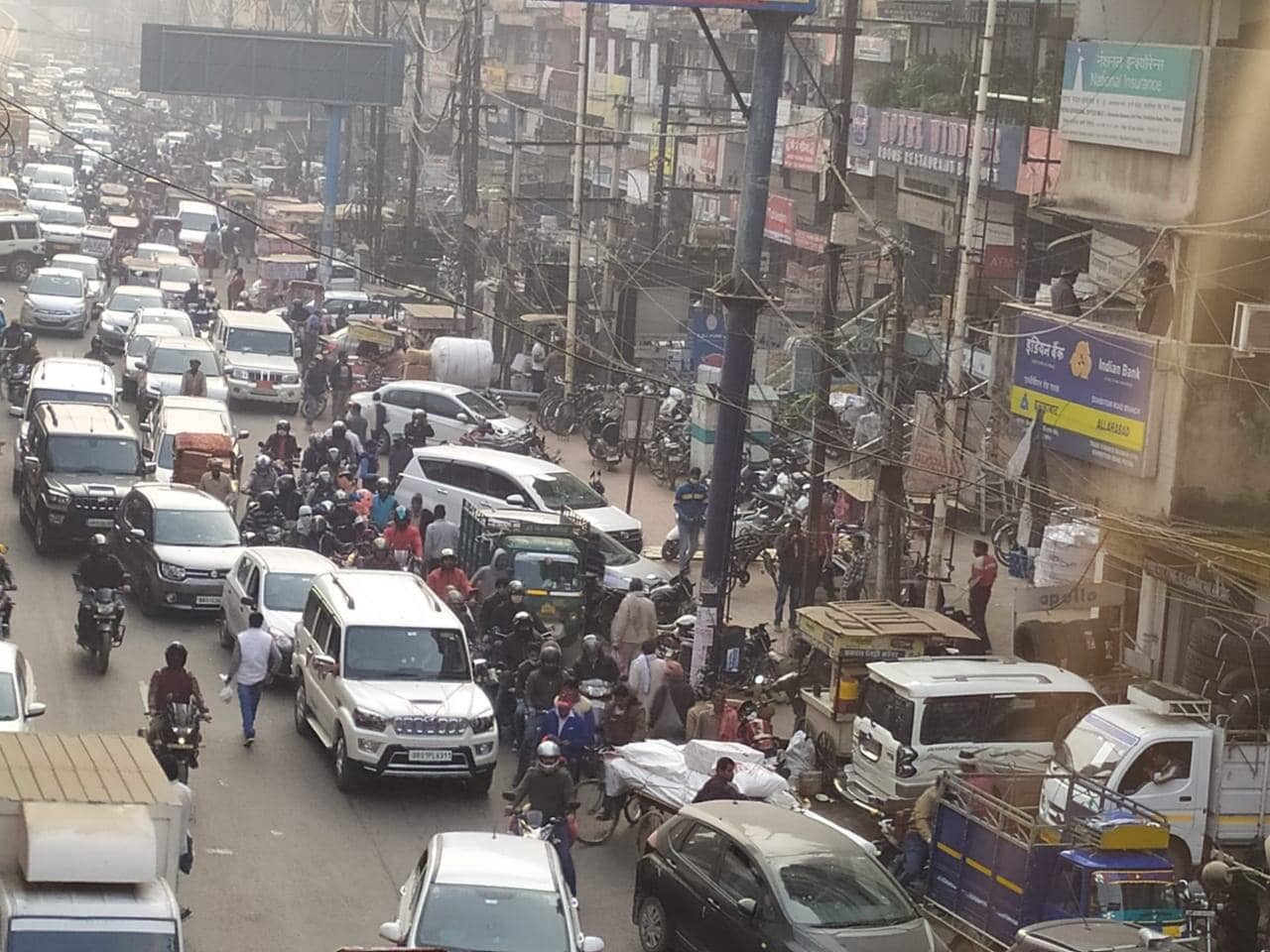 भारत बंद को सफल बनाने के लिए महागठबंधन के नेता सड़क पर उतरे, हाइवे पर टायर जला कर रहे आगजनी