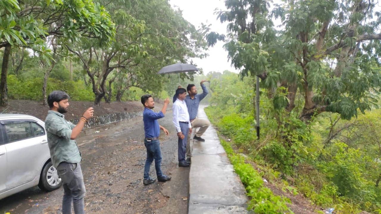 नगर प्रशासक, अंचल अधिकारी और कंसल्टेंट के प्रतिनिधियों ने ग्लास ब्रिज के लिए चिन्हित स्थल का लिया जायजा, डीसी ने दिया था आदेश