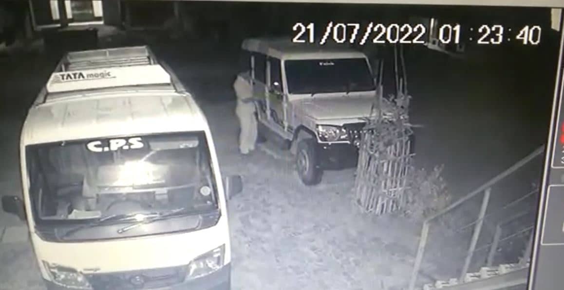 दरवाजे पर खड़ी बोलेरो की चोरी, पूरा मामला सीसीटीवी में कैद, थाने में शिकायत