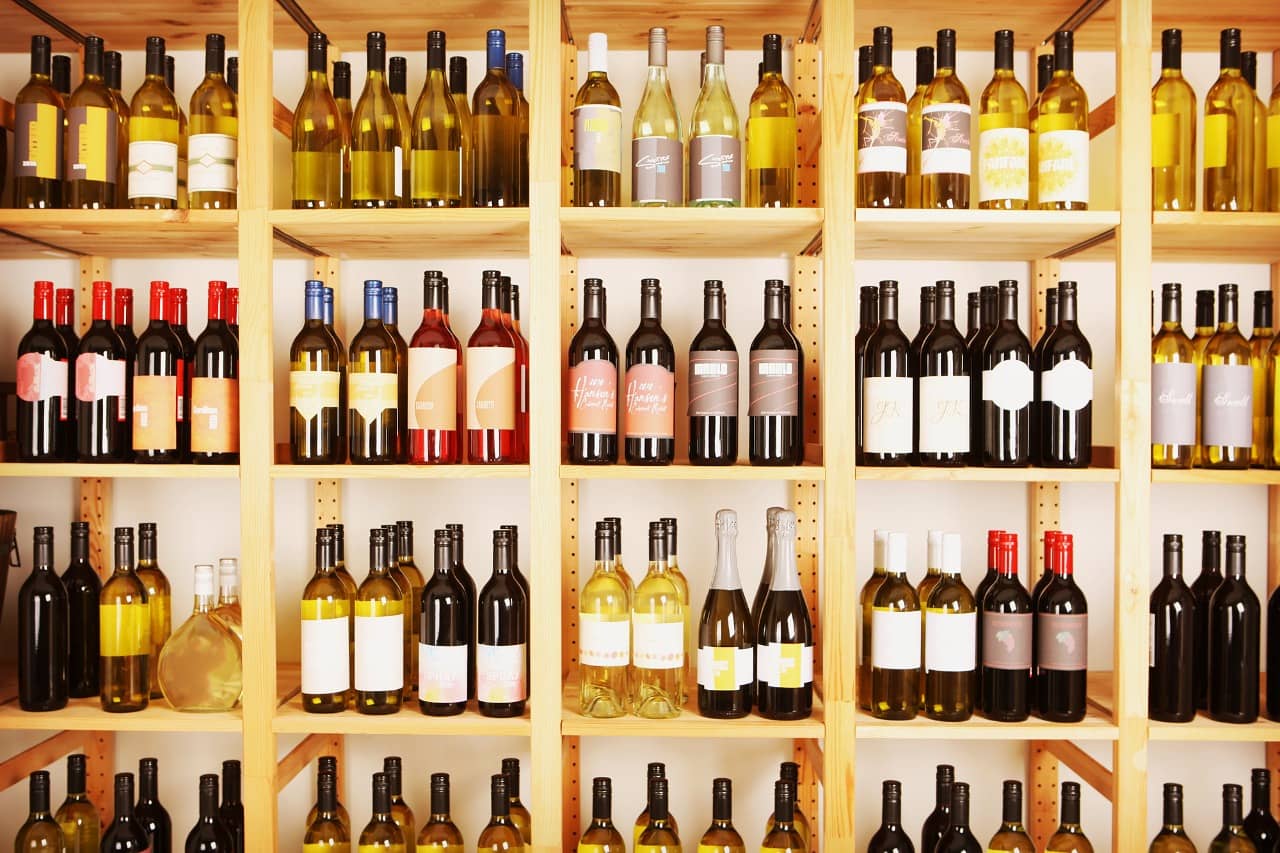 पटना में शराब कारोबारी और डिलीवरी बॉय सहित सात गिरफ्तार, भारी मात्रा में देसी-विदेशी शराब जब्त 