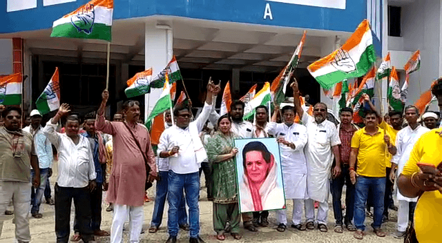 ईडी की ओर से सोनिया गांधी को समन जारी करने से नाराज़ कांग्रेस कार्यकर्ताओं ने शहर में निकाला प्रतिवाद मार्च
