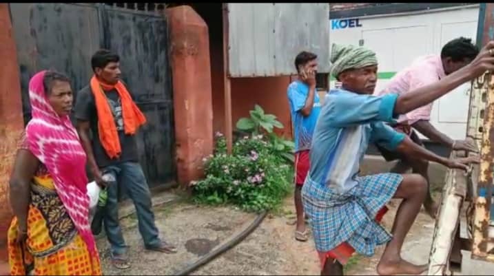 सड़क किनारे होमगार्ड का शव बरामद, पुलिस जांच में जुटी