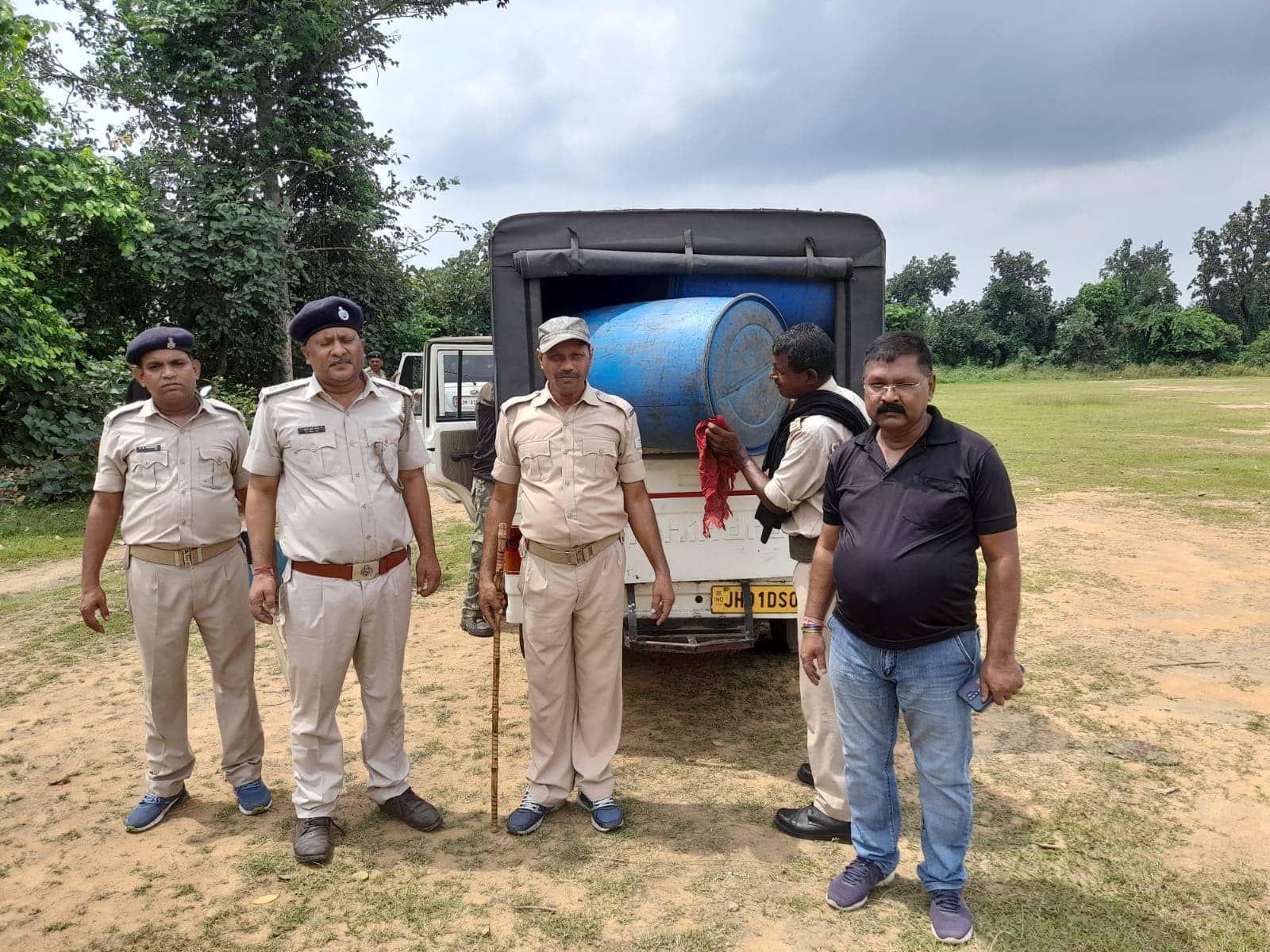 धनबाद के जोड़ापोखर में शराब की दो भट्ठियां ध्वस्त, शराब की गई नष्ट 