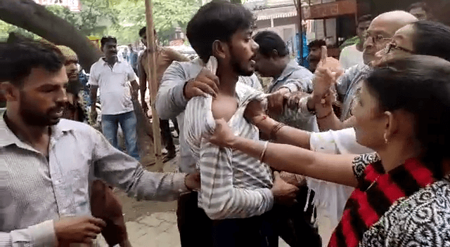 फर्जी बैंक कर्मी पर टूटा महिलाओं का गुस्सा, सरेराह कर दी पिटाई