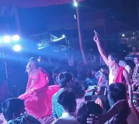 आर्केस्ट्रा में पिस्टल लहराने और फायरिंग का वीडियो सोशल मीडिया पर वायरल,  पुलिस मूक दर्शक बनी बैठी