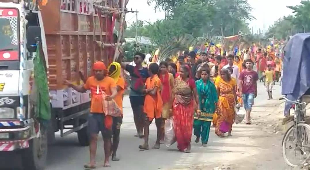 251 फीट का कांवर बना आकर्षण का केंद्र,65 भक्त कंधे पर लेकर पहुंचे गरीबनाथ मंदिर