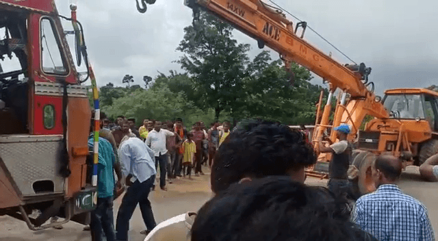 ट्रक की चपेट में आने से महिला की मौ'त, एक घायल