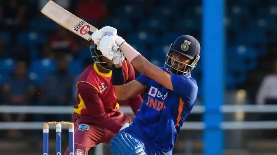 अक्षर पटेल की तूफ़ानी पारी ने तोड़ा धोनी का ये रिकॉर्ड, भारत को दिलाई जीत