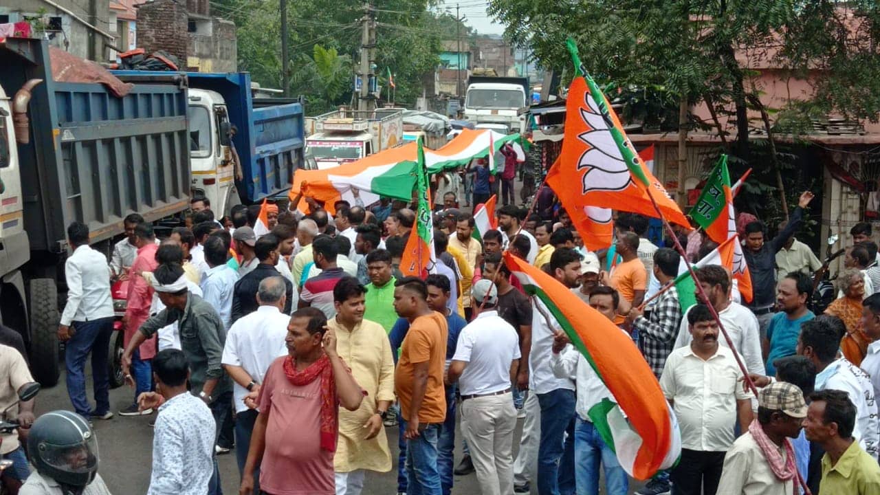 51 फीट लंबे तिरंगे के साथ झरिया में निकली कारगिल विजय दिवस पर तिरंगा यात्रा 