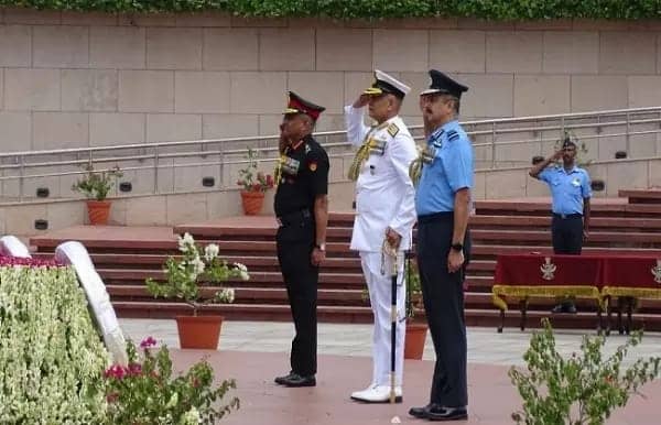 कारगिल विजय दिवस:  राष्ट्रीय युद्ध स्मारक पर तीनों सेना प्रमुखों ने दी श्रद्धांजलि