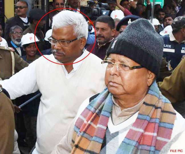 लालू के OSD भोला यादव को सीबीआई ने किया गिरफ्तार, जानिए क्या है मामला 
