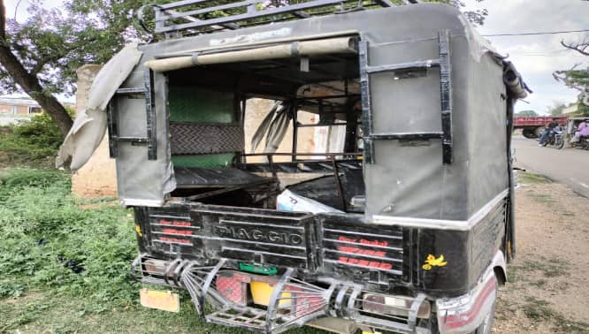 टेंपो और बाइक की टक्कर में 6 घा'यल, दो लोग रिम्स रेफर