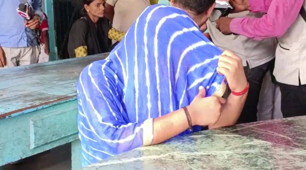 शर्मनाक: पति से अवैध संबंध के शक में पत्नी ने काटे युवती के बाल, दुकान में घुसकर की मारपीट