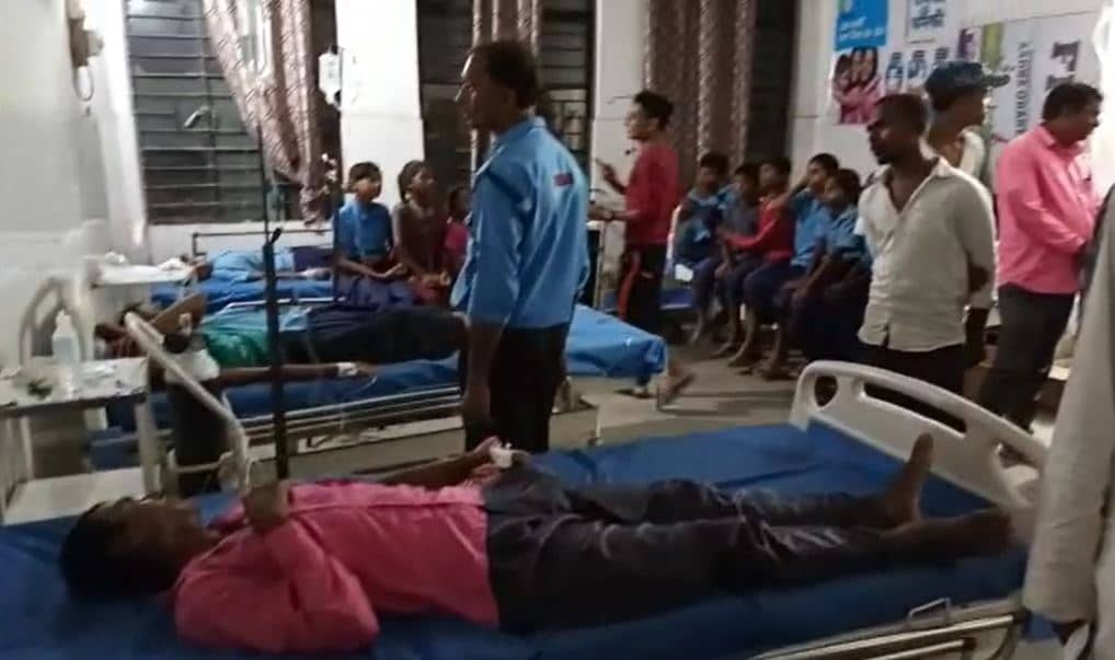 मोतिहारी: एमडीएम का भोजन खाने से दो दर्जन छात्र बीमार, शिक्षक विद्यालय बंद कर फरार