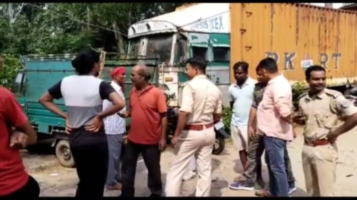 झाड़ियों से युवक का शव बरामद, हत्या की आशंका, पुलिस जांच में जुटी