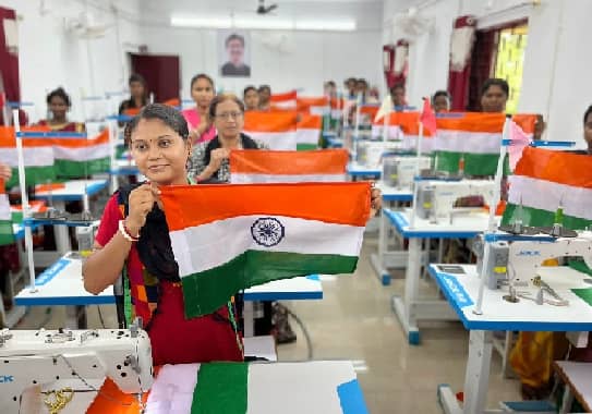 हर घर तिरंगा: झारखंड में महिलाएं बना रही हैं 10 लाख राष्ट्रीय ध्वज