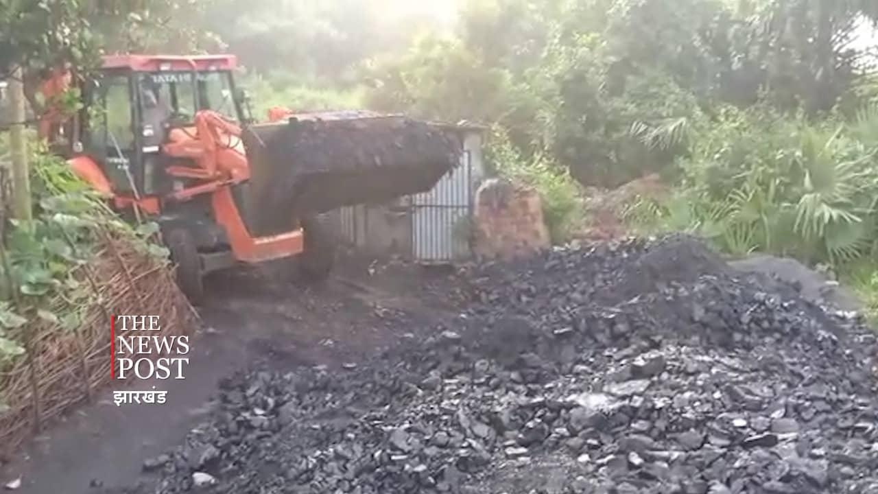 अवैध कोयला अड्डे पर पुलिस का छापा, 25 ट्रैक्टर अवैध कोयला जब्त