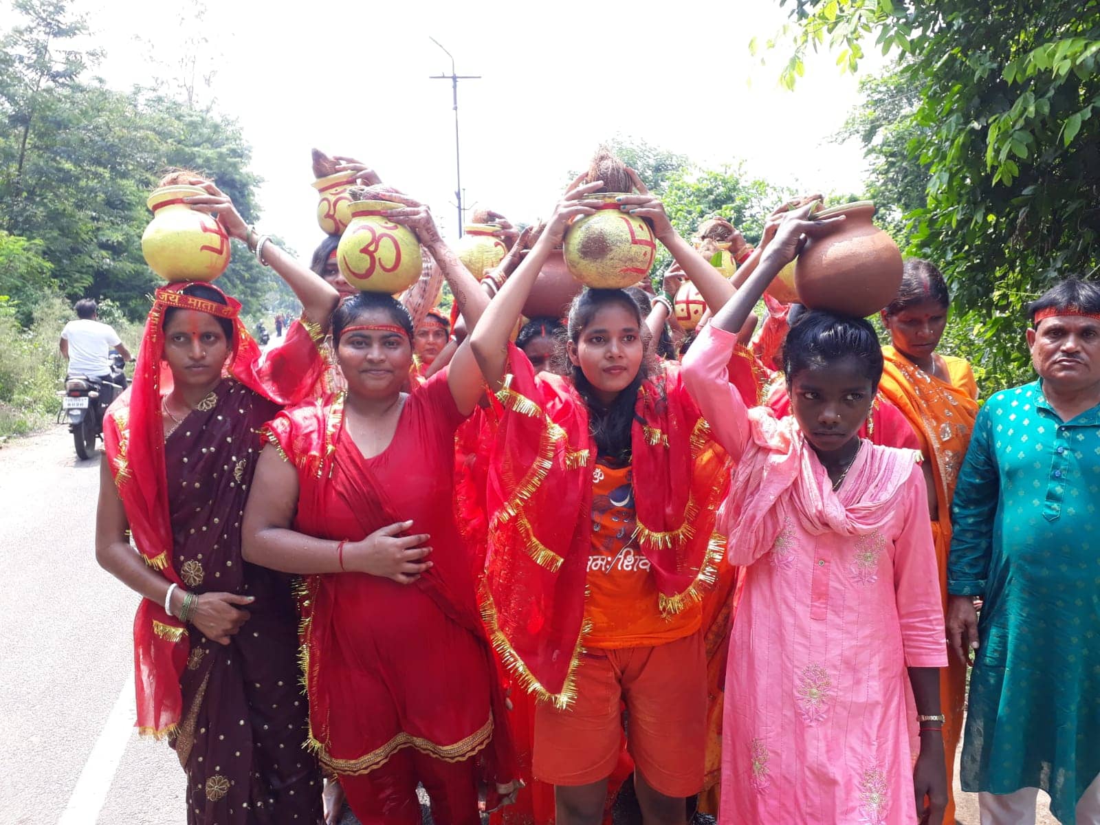 जामाडोबा में निकली आकर्षक शोभा यात्रा ,गर्मी पर भारी पड़ी आस्था 