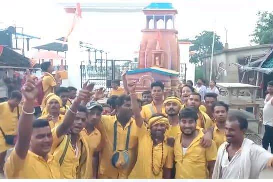 कोलकाता के कांवरिये 130 किलो का विशाल कांवर लेकर पहुंचे अजगैबीनाथ धाम, इसकी खास विशेषता जानिये