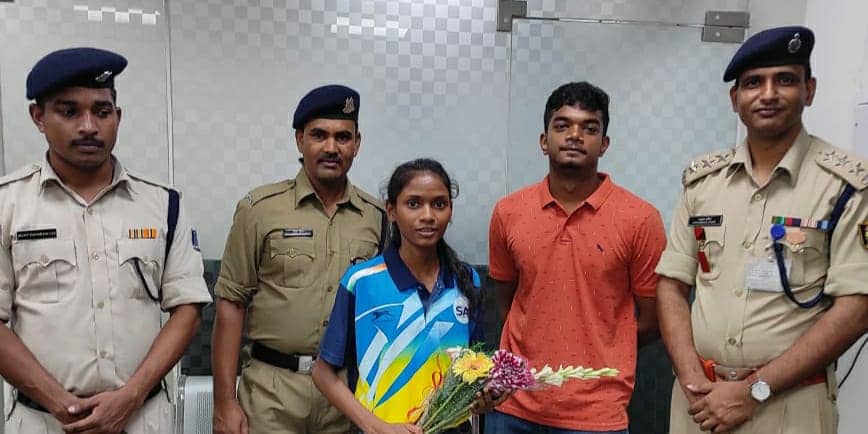 गुमला : धाविका सुप्रीति कच्छप की सहायता के लिए आगे आए CRPF कमांडेंट, स्पोर्ट्स कीट सौंपा