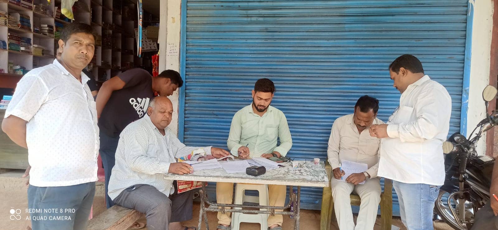 प्रशासन के सख्त निर्देश के बावजूद खुलेआम हो रहा यूरिया की कालाबाजारी, सरकारी रेट से ज्यादा वसूल रहे हैं दुकानदार