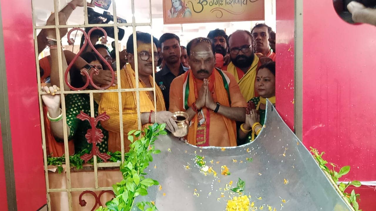 जलाभिषेक यात्रा की अगुवाई करते हुए कांवड़ियों संग सूर्य मंदिर धाम पहुंचे रघुवर दास- जानिये क्या कहा