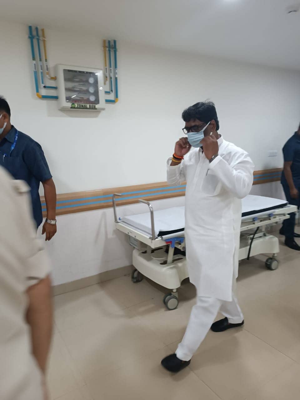 बीमार शिक्षा मंत्री से मिलने पहुंचे सीएम हेमंत सोरेन, चेन्नई के डाक्टरों के संपर्क में थे पारस के डॉक्टर