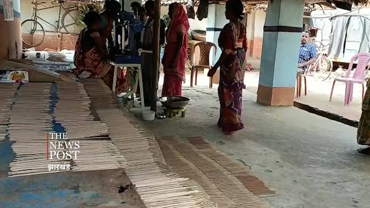 बासुकीनाथ की महिलाएं बना रही बाबा पर चढ़े बेलपत्र और फूलों  से सुगंधित अगरबत्ती