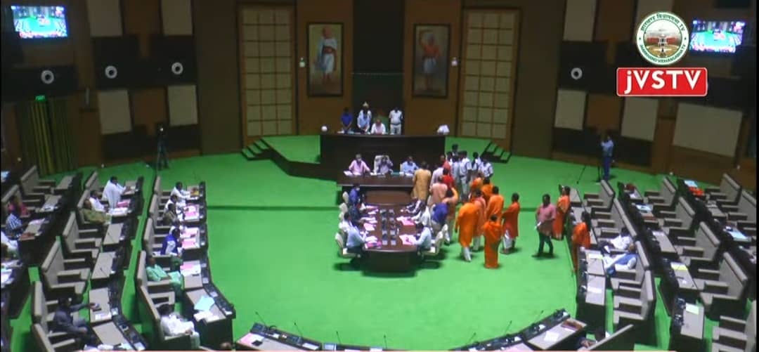 सदन के अंदर भाजपा के नेताओं के शोर-शराबा के बिच जनसमस्याओं का सवाल जवाब का दौर जारी 