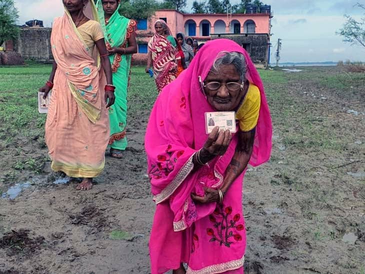 बिहार पंचायत चुनाव दूसरा चरण : जिउतिया निर्जला व्रत के बाद भी बड़ी संख्या में महिलाएं कर रही वोटिंग