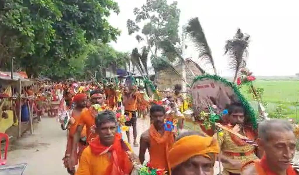 108 फीट के कांवड़ के साथ 108 कावड़ियों ने भरा जल, बैद्यनाथ धाम के लिए हुए रवाना