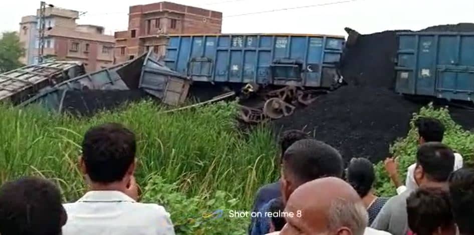 एकंगरसराय रेलवे स्टेशन के समीप कोयला लदी मालगाड़ी की 8 बोगी बेपटरी