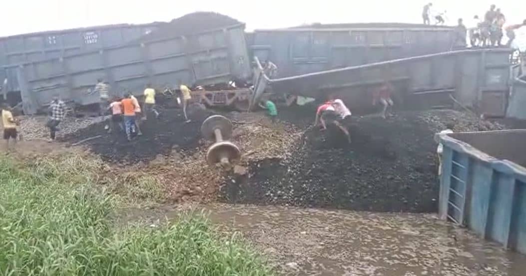 मालगाड़ी की बोगी पर चढ़कर ले रहा था सेल्फी, हाई टेंशन तार की चपेट में आया युवक