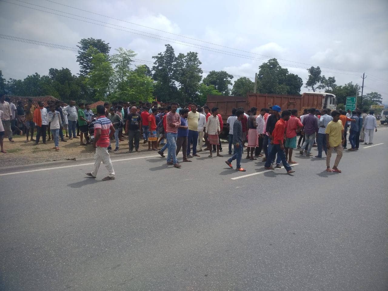 जमशेदपुर : तेज़ रफ्तार का कहर , हाइवा की चपेट में आने से बाइक सवार युवक की मौ'त