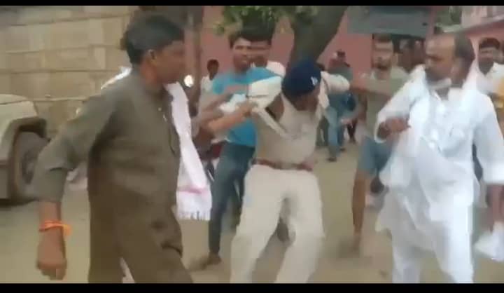 मोताहारी में दूसरे चरण के मतदान में वोटरो और पुलिस के बीच तीखी झड़प, एएसआई की धुनाई