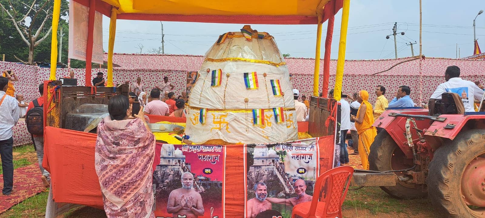 गिरिडीह : भगवान पार्श्वनाथ को जैन भक्तों ने किया 2300 किलो का निर्वाण लड्डू अर्पित