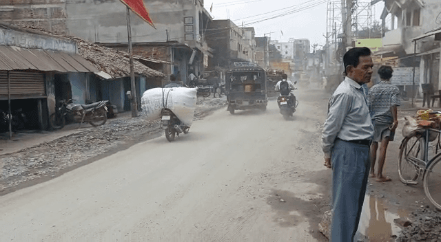 धूल फांकने पर मजबूर हैं इस क्षेत्र के लोग, बिना नोटिस किया जा रहा सड़क चौड़ीकरण का काम