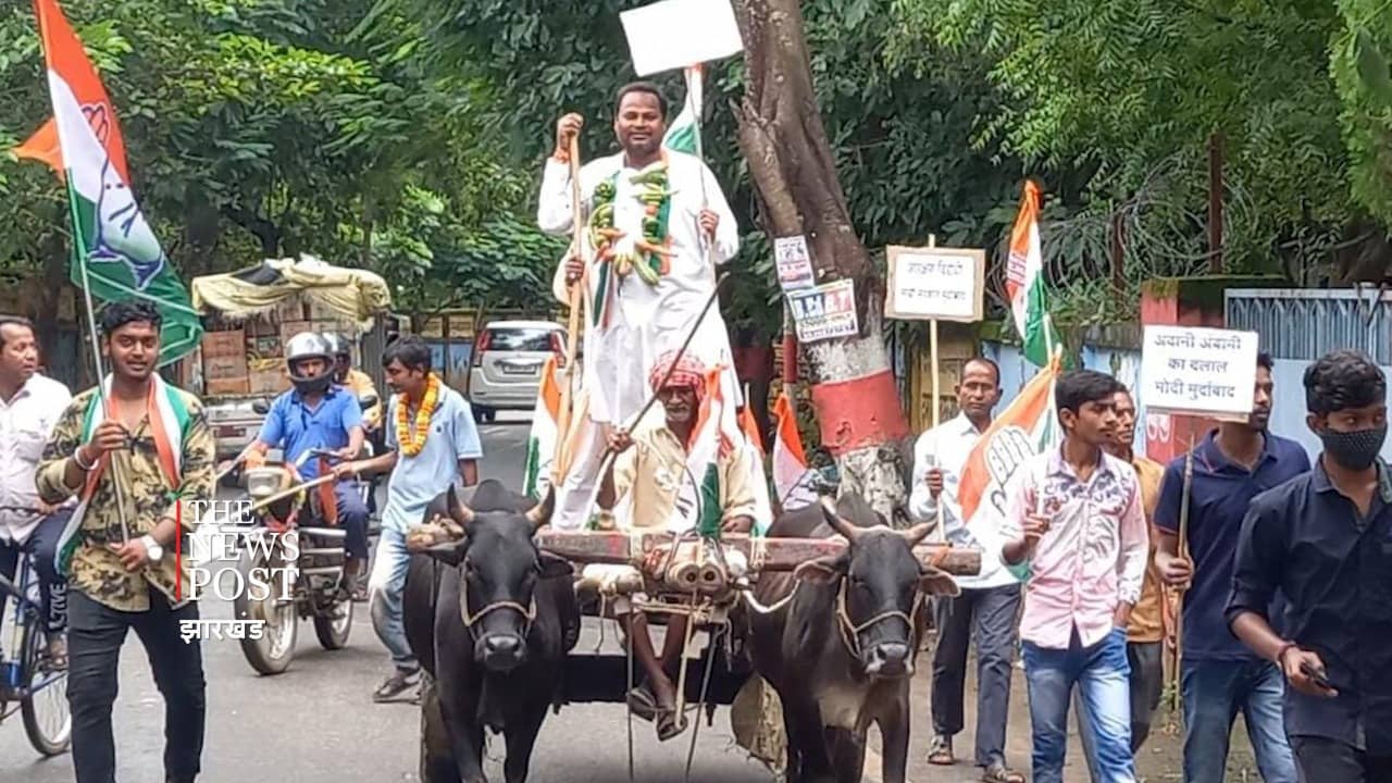 गले में सब्जी की माला पहन और बैलगाड़ी में बैठ कर धरना स्थल पहुंचे कांग्रेस नेता